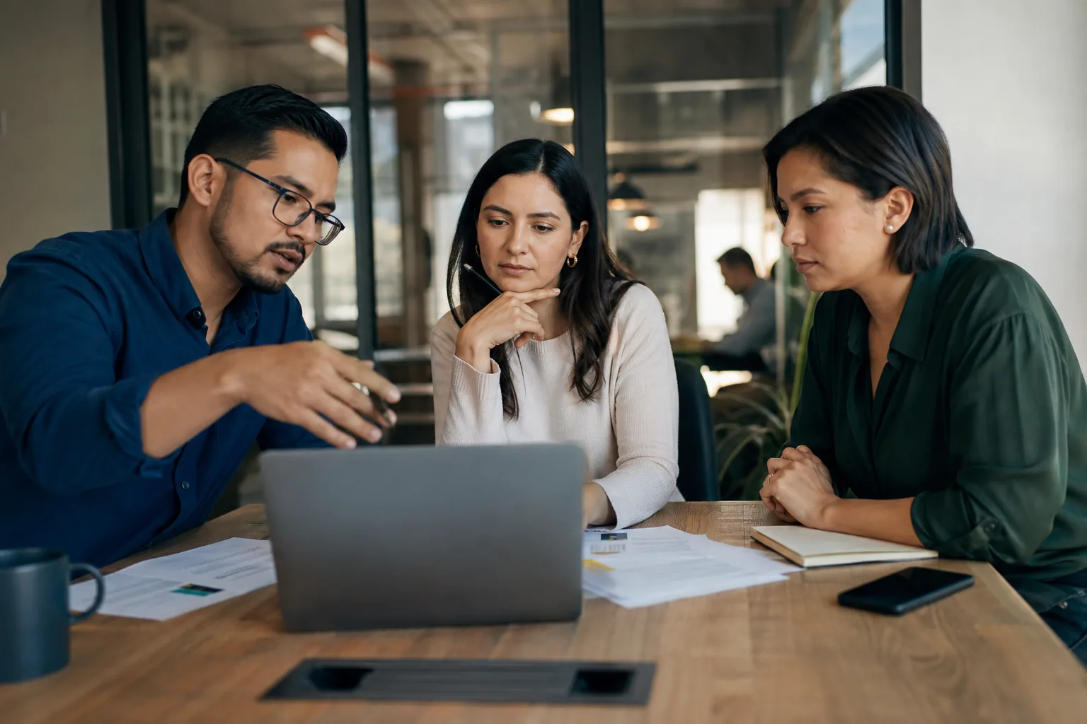 Educación continua y certificaciones: profesionales revisando un plan de programa y sus resultados en una pantalla durante una sesión de trabajo